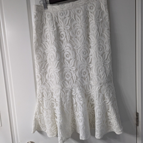 Three piece lace suite - Picture 4 of 4
